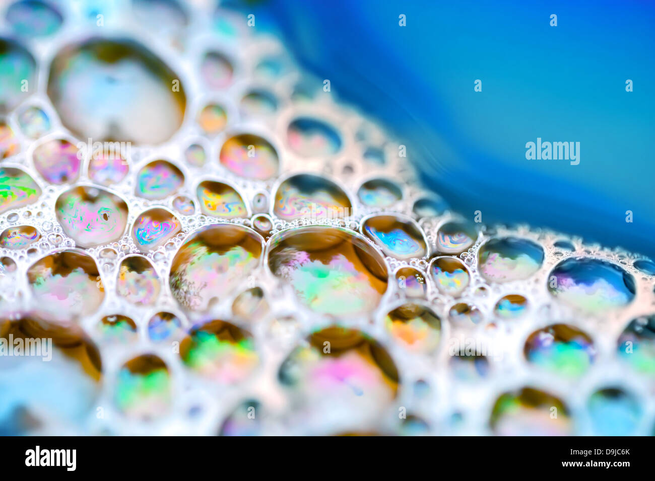 Glänzende bunte Seifenblasen auf dem Wasser Stockfoto