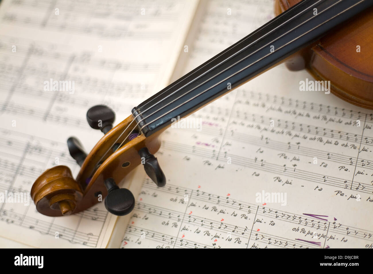 Violine und Partitur Stockfoto