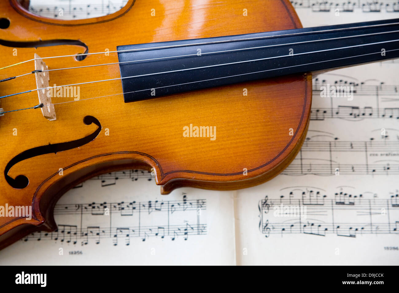 Violine und Partitur Stockfoto