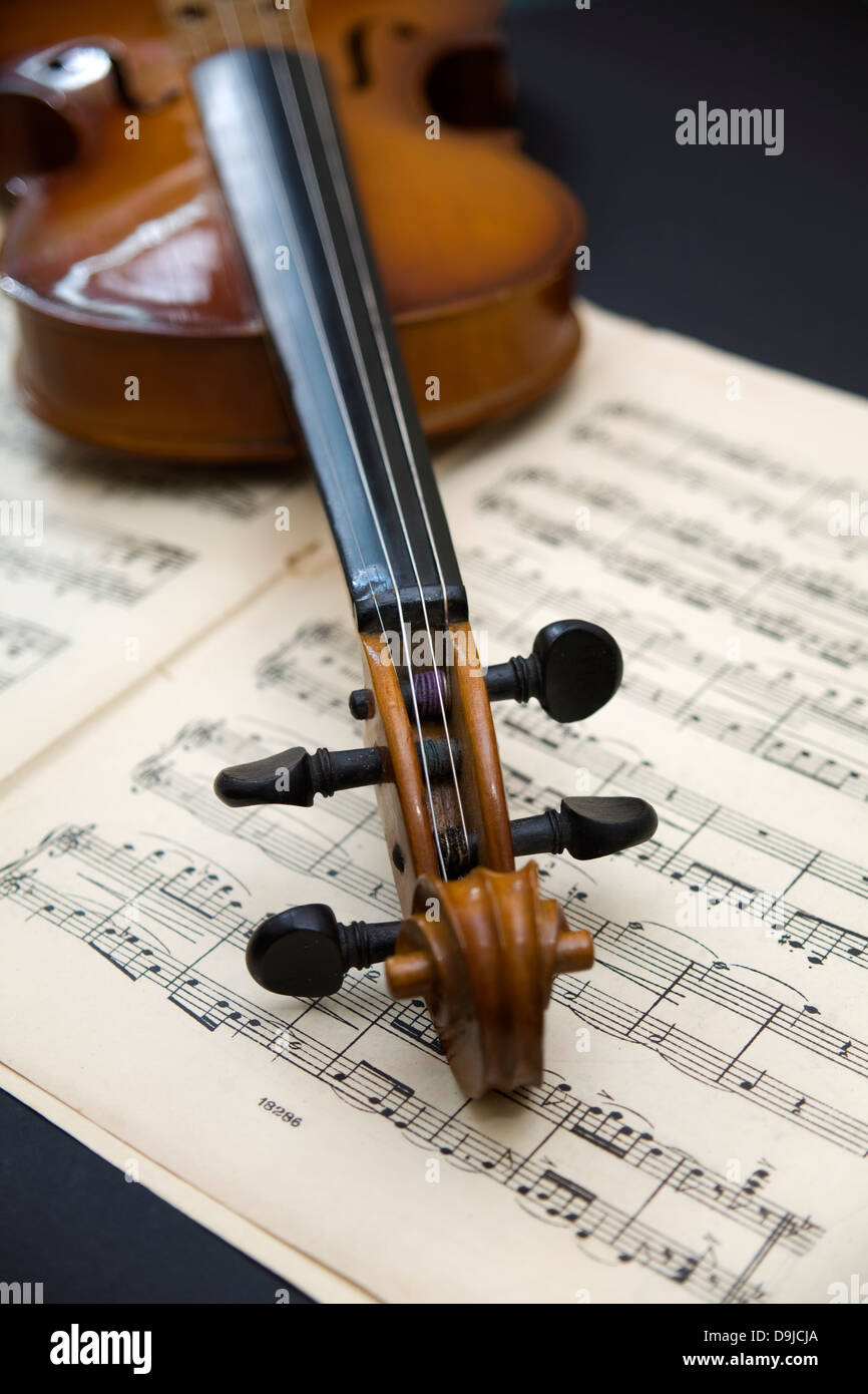Violine und Partitur Stockfoto