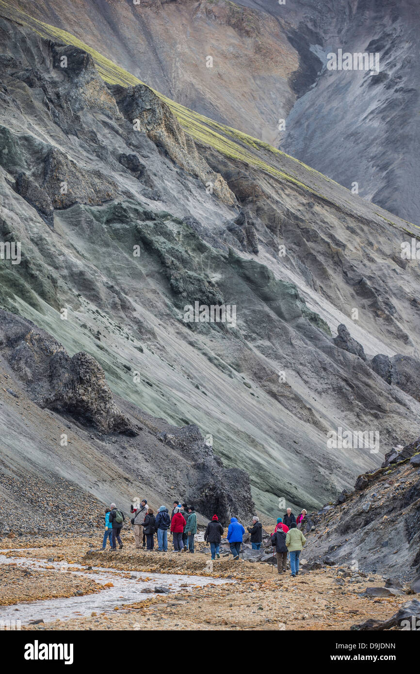 Menschen wandern in den Highlands, Landmannalaugar, Island Stockfoto
