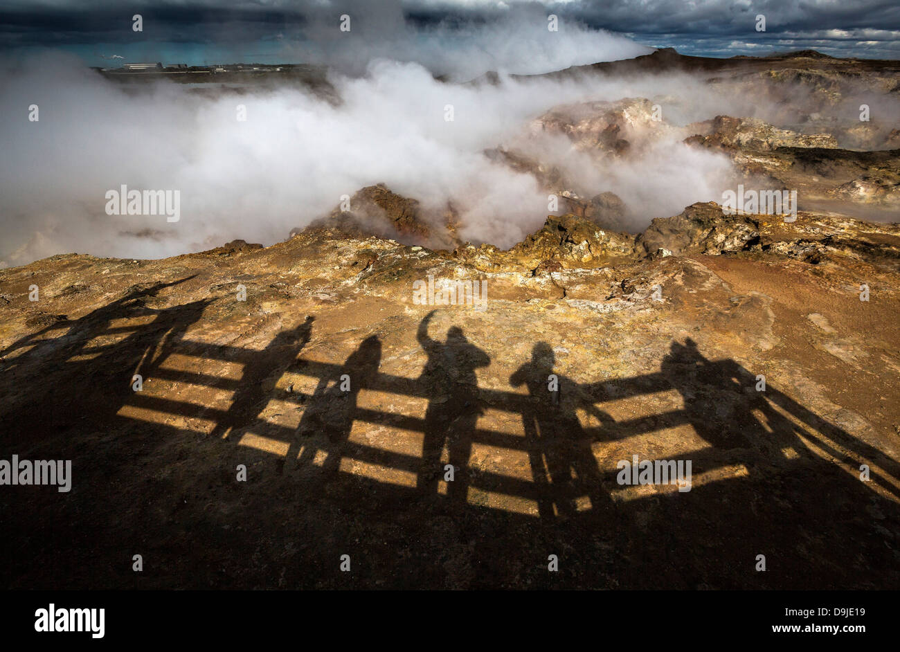 Touristen besuchen Namaskard geothermische Vulkangebiet, Nordisland Stockfoto