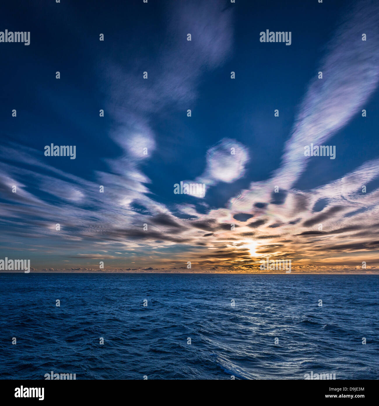 Sonnenuntergang und Wolken über dem Atlantischen Ozean, Westmännerinseln, Island Stockfoto