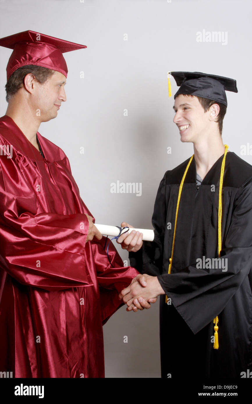 Ein Händeschütteln mit Diplom Absolvent Dean Stockfoto