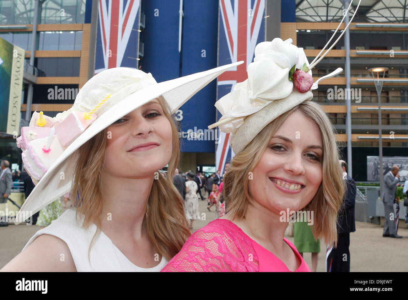 Ascot, Berkshire, UK. 20. Juni 2013.  Frauen mit stylischen Hut genießen die Ladies Day in Royal Ascot. Bildnachweis: Lajos-Eric Balogh/turfstock.com/dpa/Alamy Live-Nachrichten Stockfoto