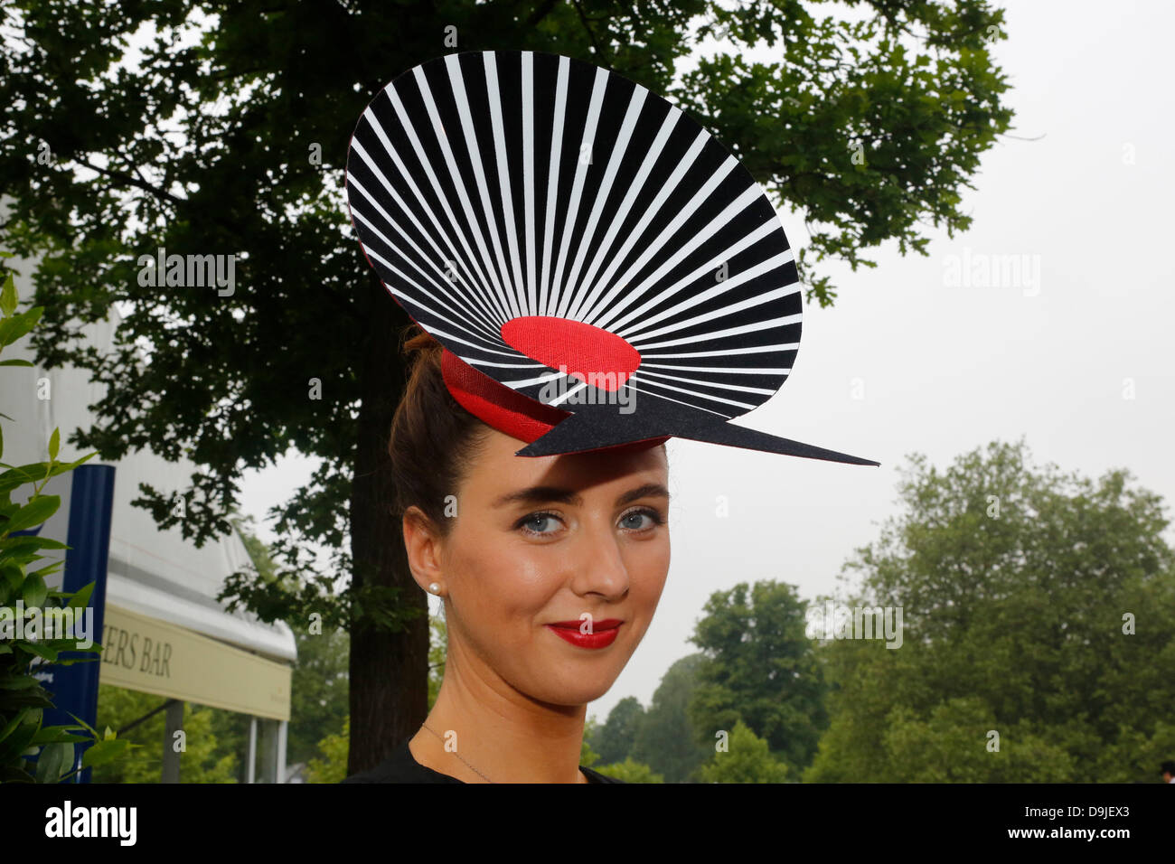 Ascot, Berkshire, UK. 20. Juni 2013.  Frauen mit stylischen Hut genießen die Ladies Day in Royal Ascot. Bildnachweis: Lajos-Eric Balogh/turfstock.com/dpa/Alamy Live-Nachrichten Stockfoto