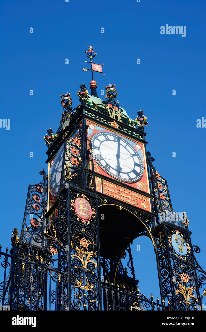 Das Eastgate Brücke beherbergt die reich verzierte Uhr in der historischen Stadtmauer von Chester Stockfoto