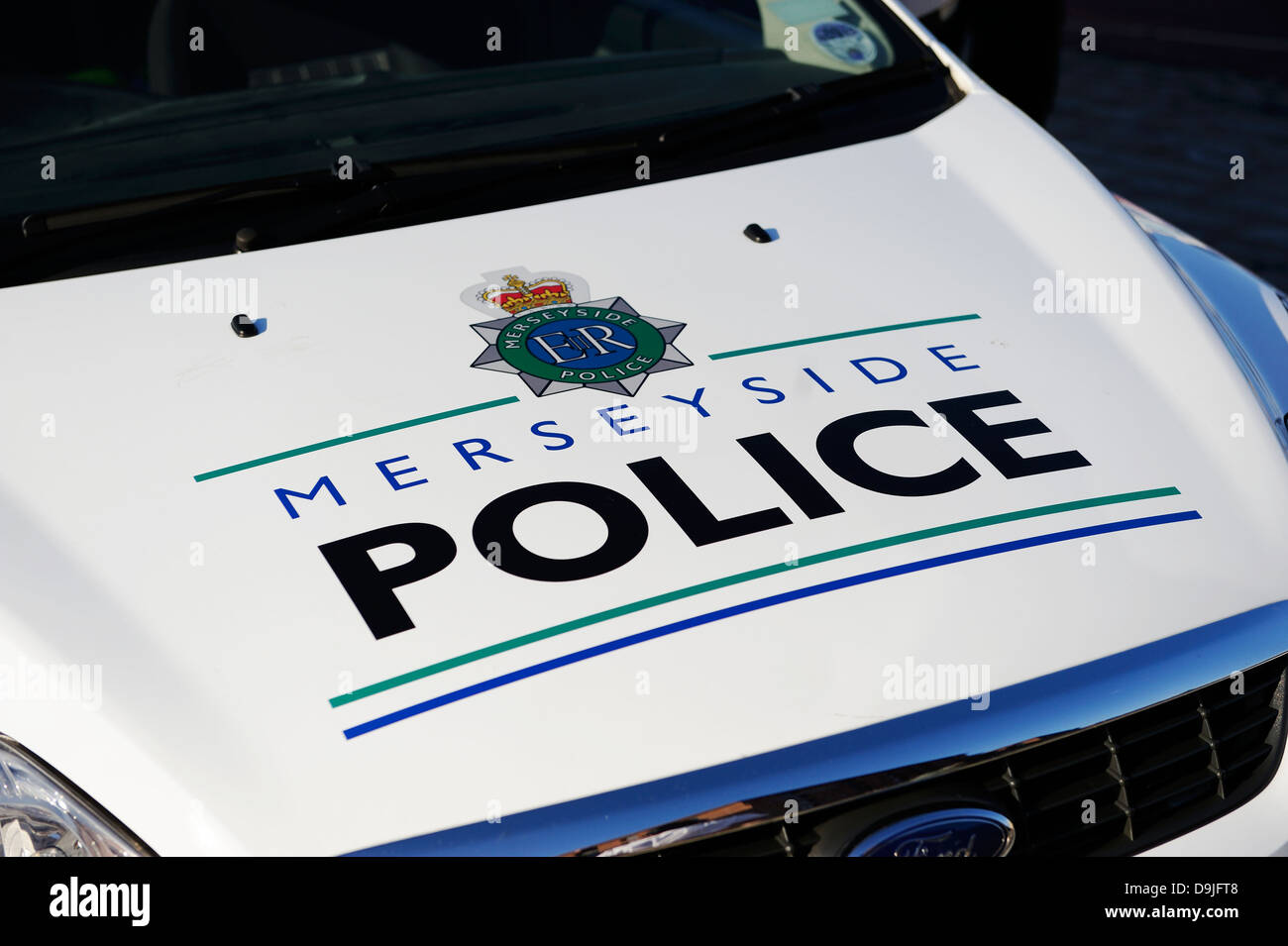 Merseyside Polizei-Logo auf der Motorhaube des Polizei-Auto. Stockfoto