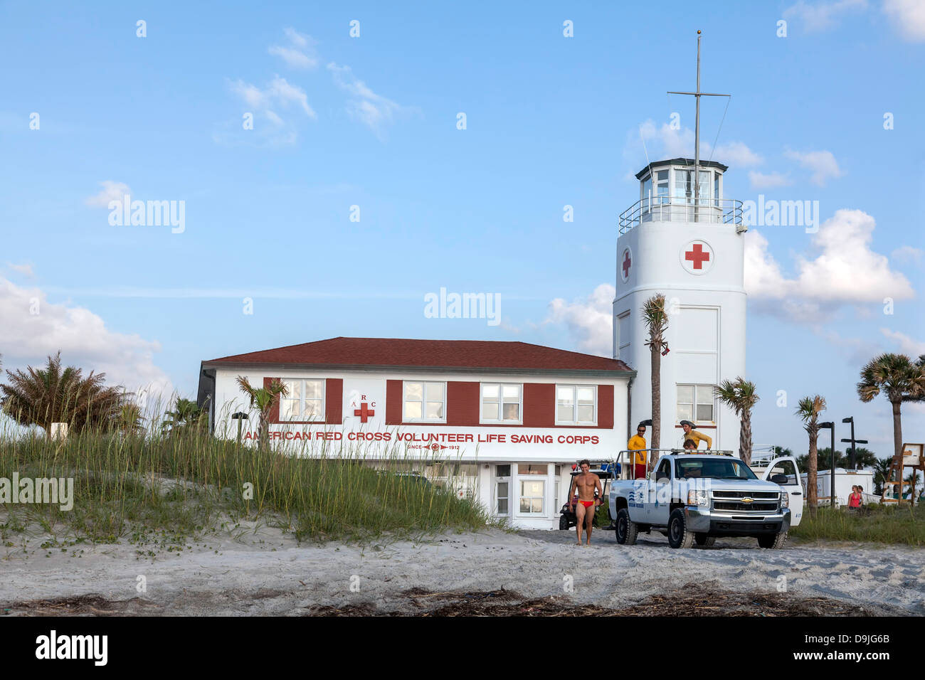 Amerikanischen Roten Kreuzes freiwillig Leben sparen Corps Gebäude, retten, freiwillige und Pickup-Truck auf Jacksonville Beach, Florida. Stockfoto