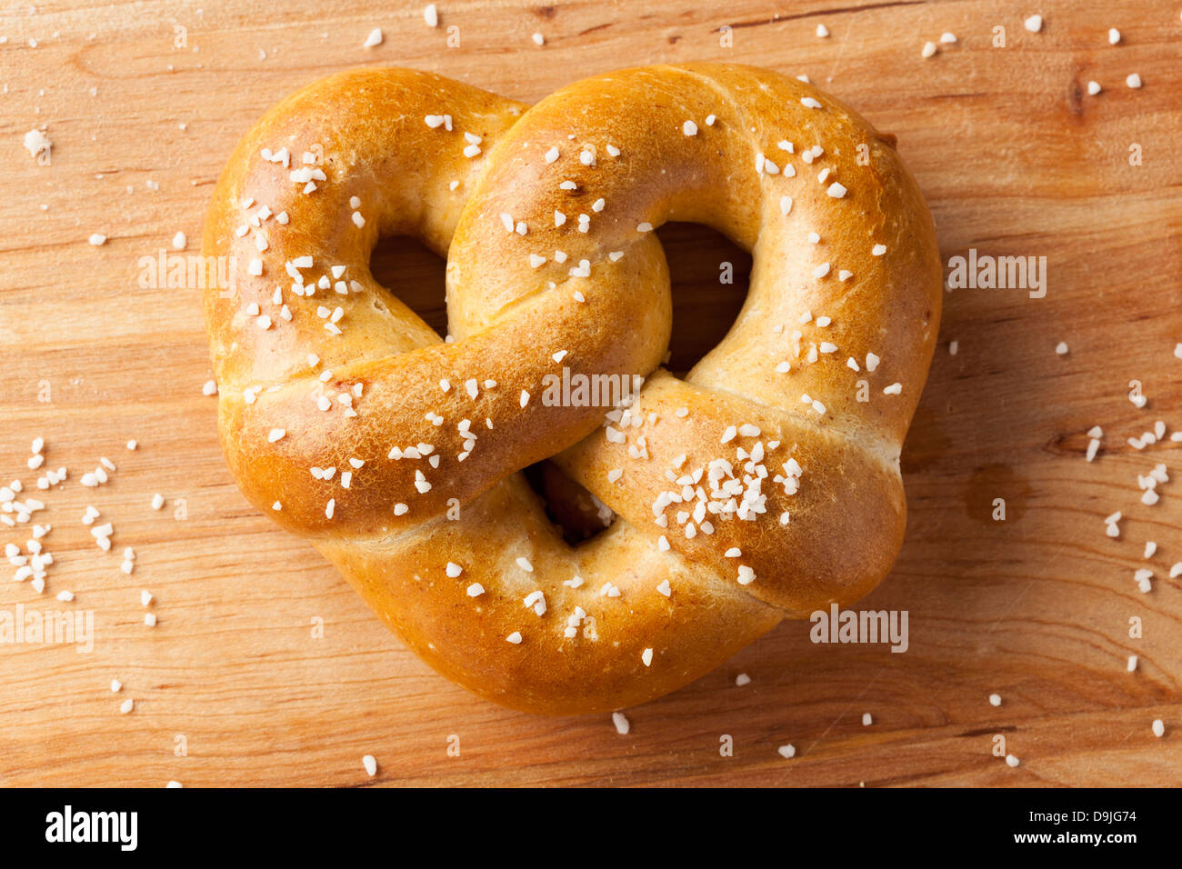 Hausgemachte warme weiche Brezel mit Salz an der Spitze Stockfoto