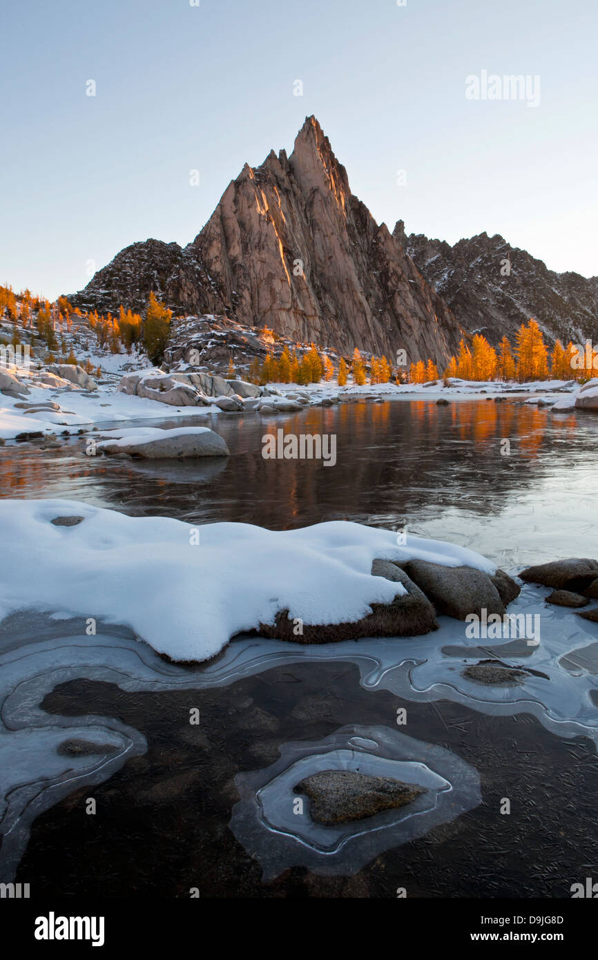 Prusik Peak oben Gnome Tarn nach einer frühen Schnee-Sturm, Verzauberung Seen, alpinen Seen Wildnis, Kaskaden, Washington eingefroren. Stockfoto