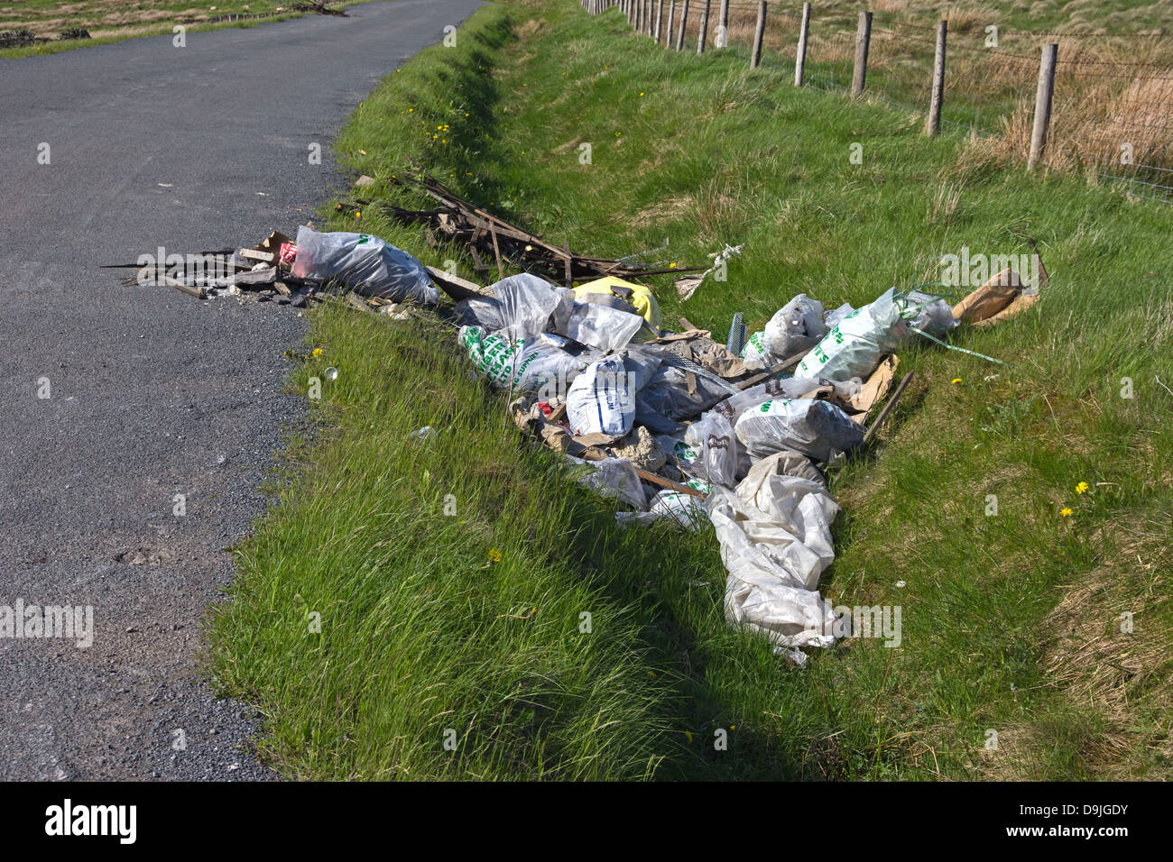 Fliegen Sie kippte Baumaterial an Seite von ländlichen lane Stockfoto