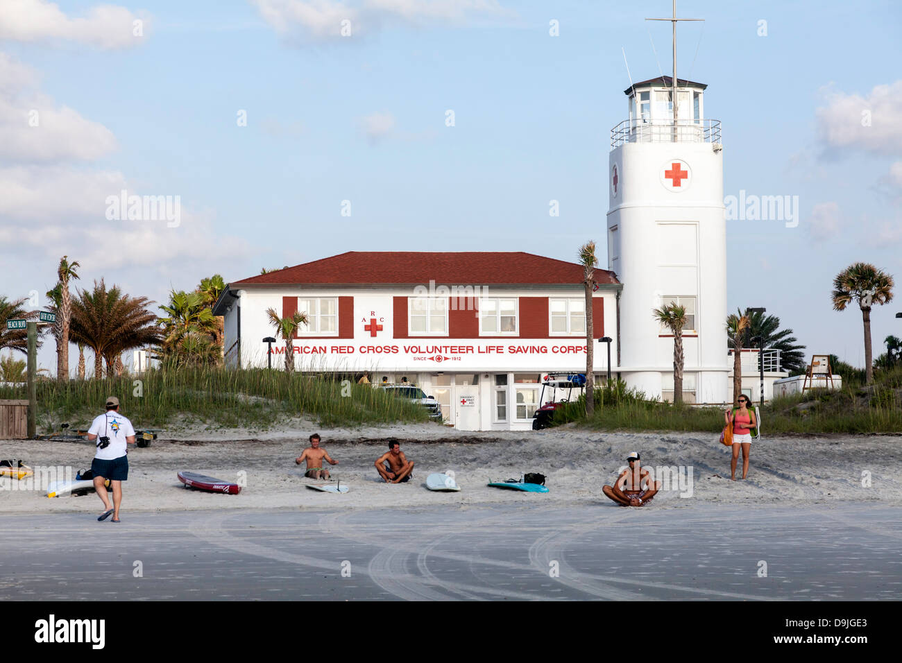 Amerikanischen Roten Kreuzes freiwillig Leben sparen Corps Altbau mit Wettbewerbsteilnehmer dehnen vor ihrer Rasse. Stockfoto