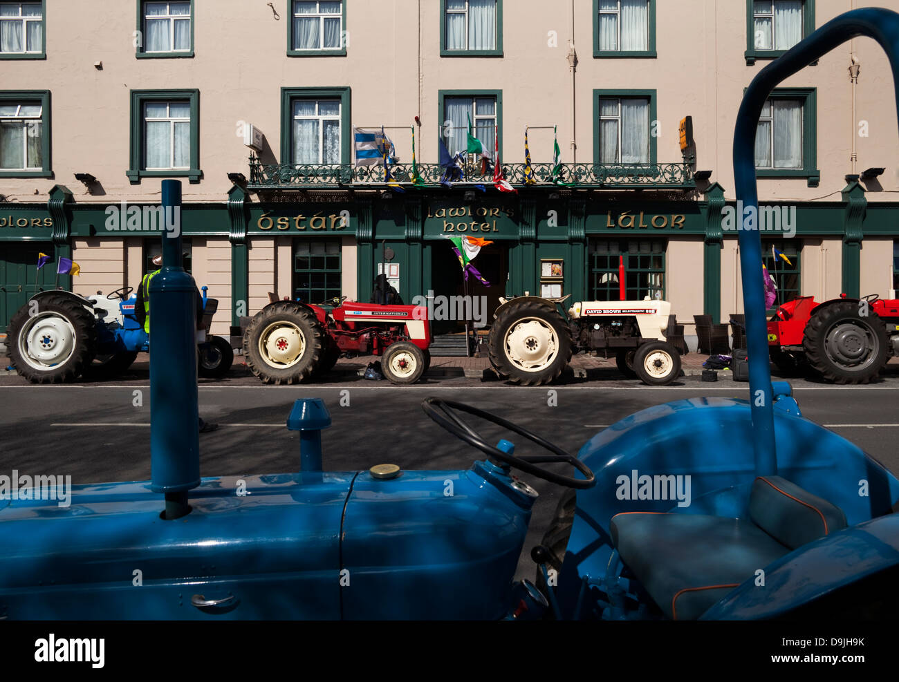 Oldtimer Traktoren aufgereiht vor dem Lalors Hotel Dungarvan, County Waterford, Irland Stockfoto