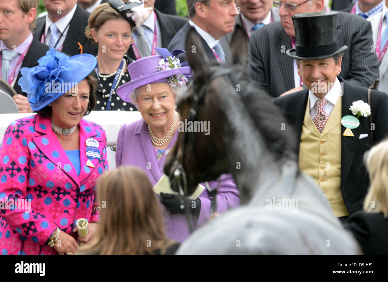 Ascot, Berkshire, UK. 20. Juni 2013.  HM Königin mit ihrem Sieger Schätzung nach dem Gold Cup am Ladies Day. Bildnachweis: John Beasley/Alamy Live-Nachrichten Stockfoto