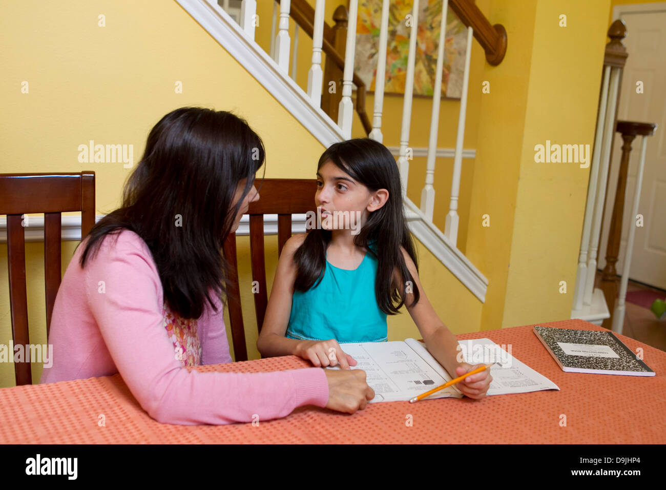 Mexikanische Mutter (45 Jahre alt) hilft ihr mexikanisch-amerikanischen 10 jährige Tochter bei den Hausaufgaben. Stockfoto