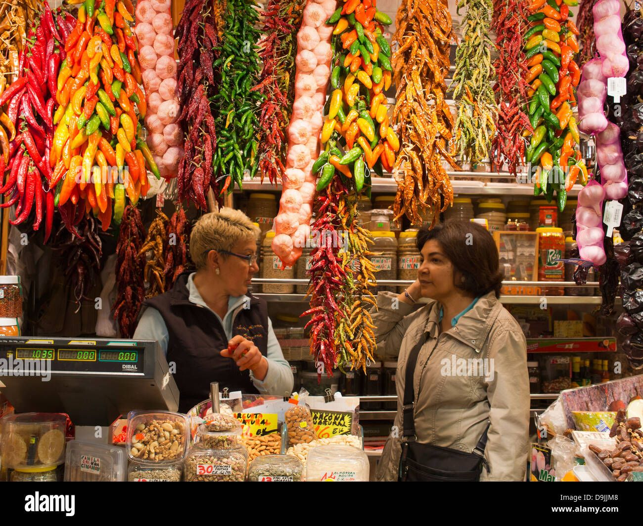 Chili und Knoblauch in La Boqueria, direkt an der La Rambla, Barcelona, Spanien 3 Stockfoto