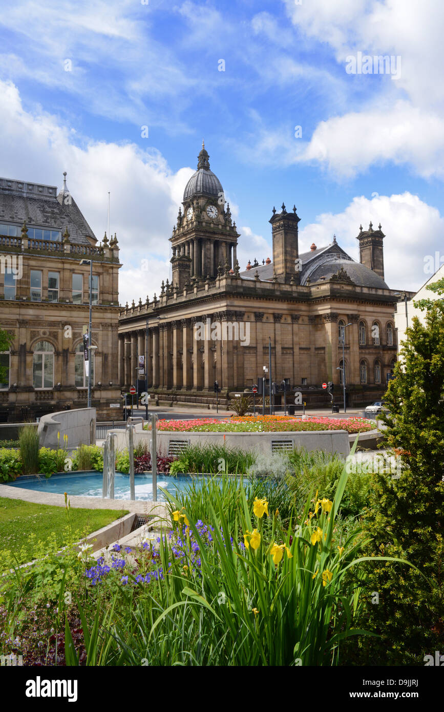 Nelson Mandela-Gärten und Brunnen von Leeds Town Hall, Yorkshire, Vereinigtes Königreich Stockfoto