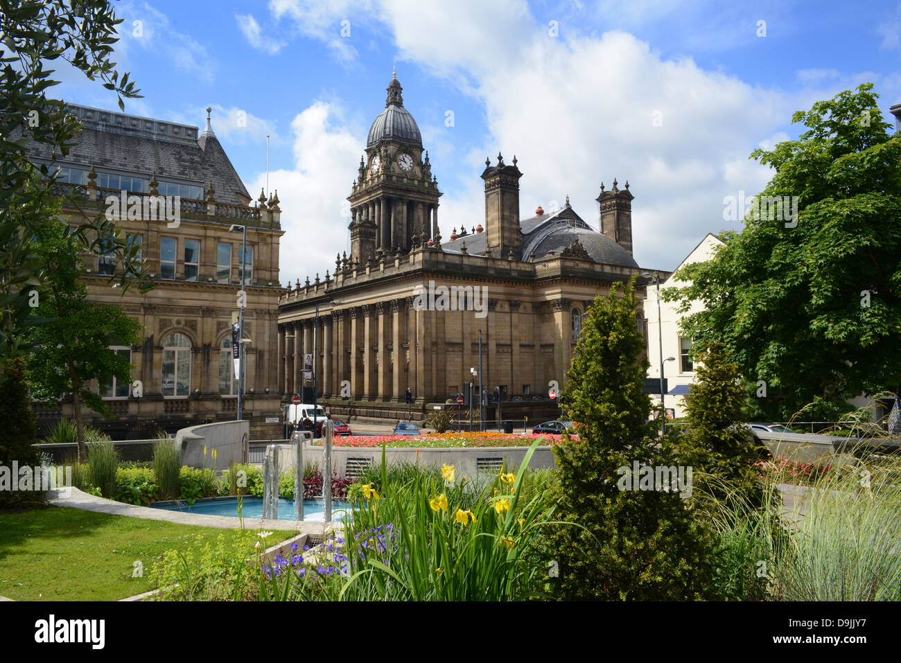 Nelson Mandela-Gärten und Brunnen von Leeds Town Hall, Yorkshire, Vereinigtes Königreich Stockfoto