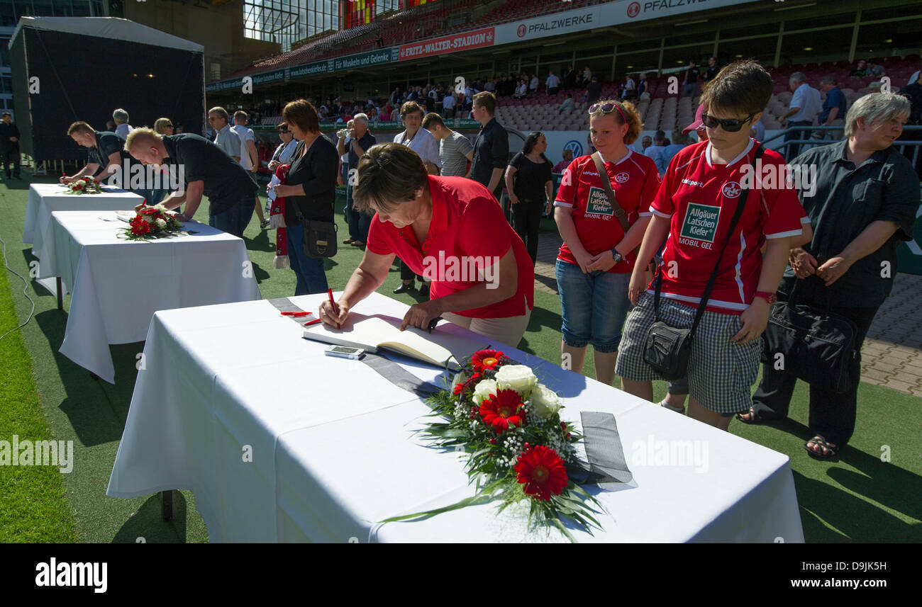 Fußball-Fans unterschreiben das Buch Kondolenzschreiben während der öffentlichen Trauerfeier für Ottmar Walter am Fritz-Walter-Stadion in Kaiserslautern, Deutschland, 20. Juni 2013. Ottmar Walter, der Bestandteil der Deutschen Weltmeister-Teams am 4. Juli 1954 war, starb am 16. Juni 2013 im Alter von 89 Jahren. Foto: UWE ANSPACH Stockfoto