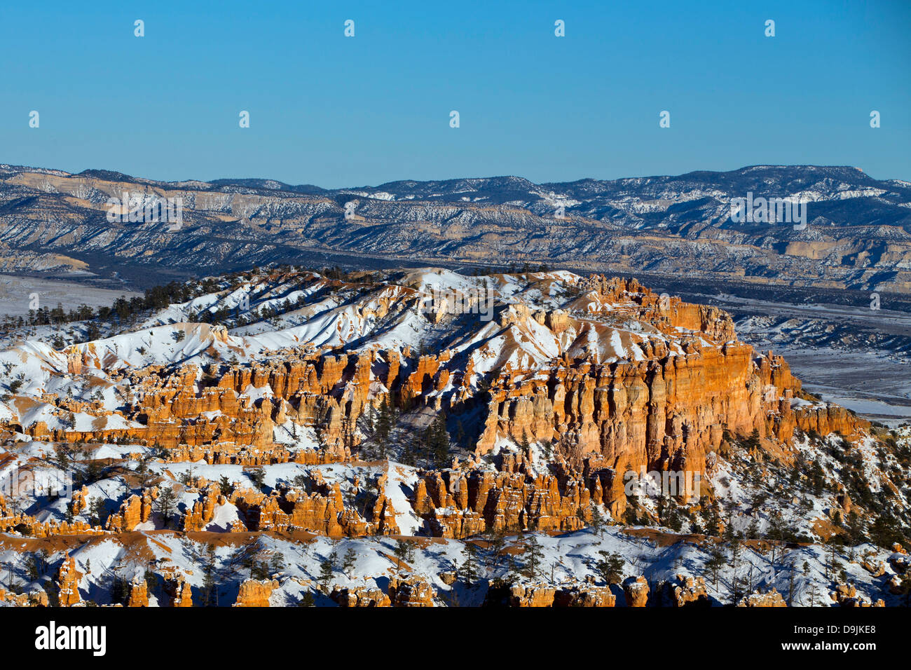 Unglücksbote Felsformationen und Schnee bei Sonnenuntergang, Bryce Amphitheater, Bryce-Canyon-Nationalpark, Utah, Vereinigte Staaten von Amerika Stockfoto