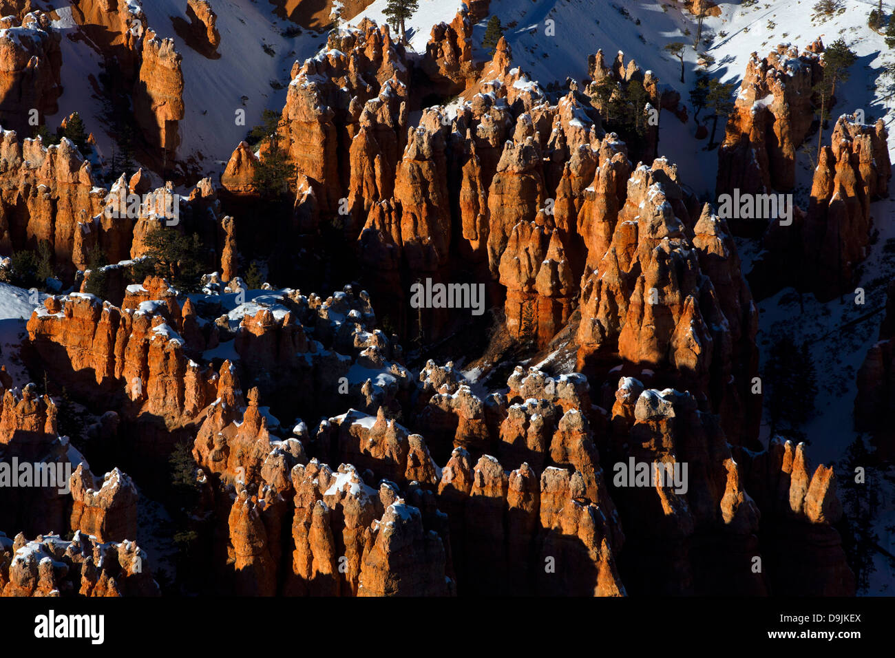 Unglücksbote Felsformationen und Schnee bei Sonnenuntergang, Bryce Amphitheater, Bryce-Canyon-Nationalpark, Utah, Vereinigte Staaten von Amerika Stockfoto