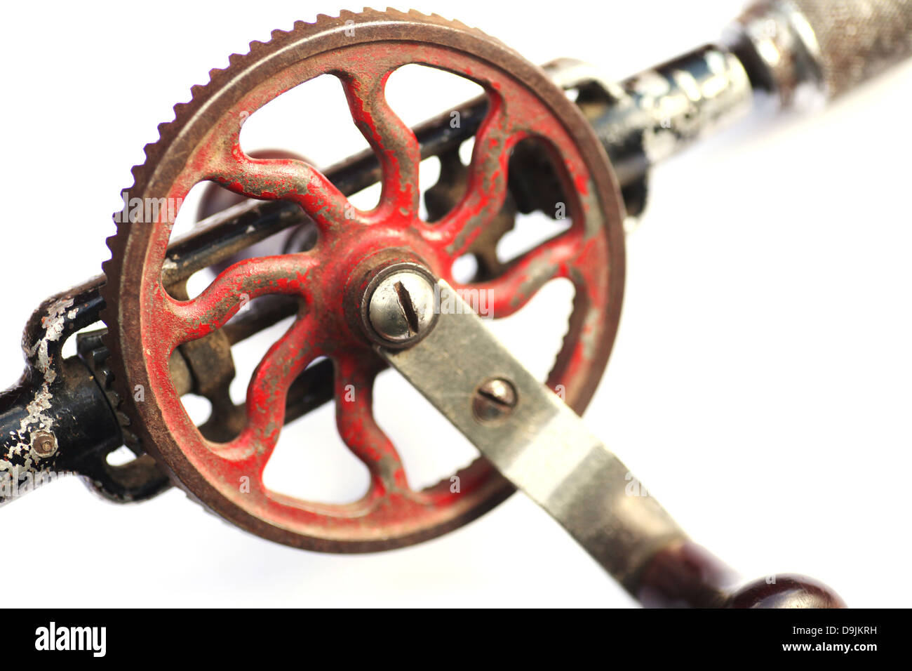 alte Handbohrmaschine mit Kurbel auf weiß Stockfoto