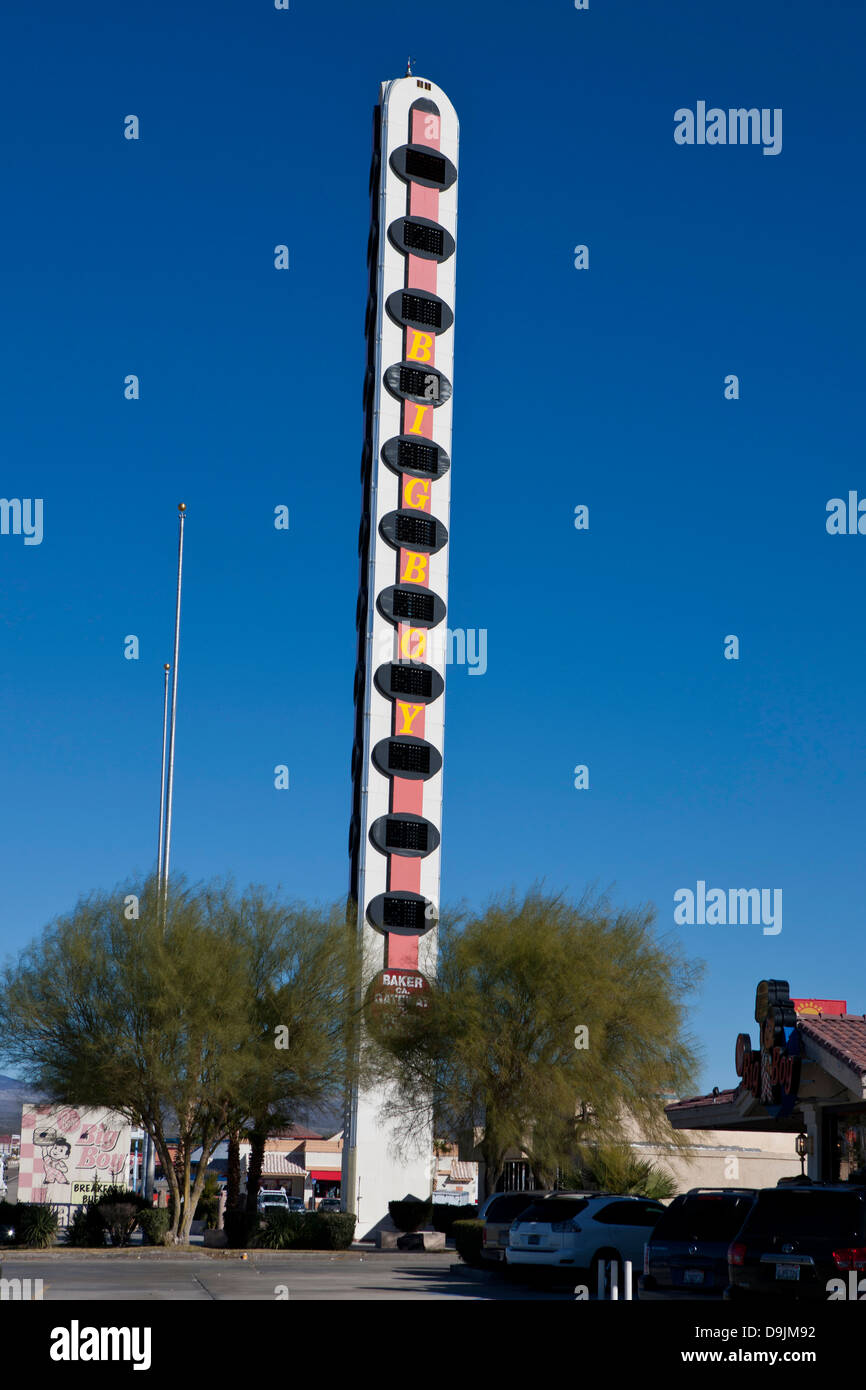 Der weltweit höchste Thermometer, außerhalb von Bob's Big Boy, Baker, Kalifornien, Vereinigte Staaten von Amerika Stockfoto
