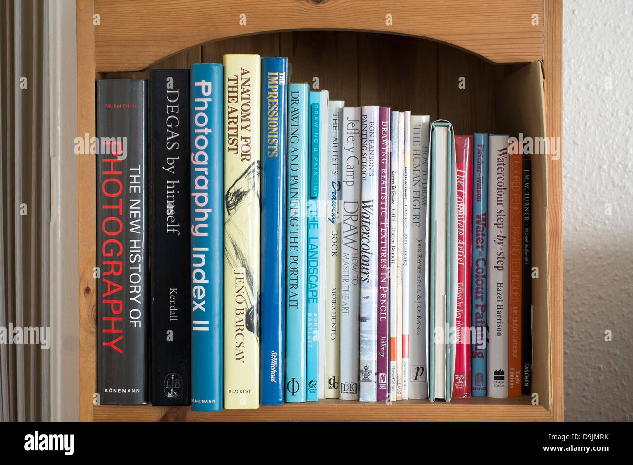 Sammlung von Kunstbüchern auf einem Bücherregal Stockfoto