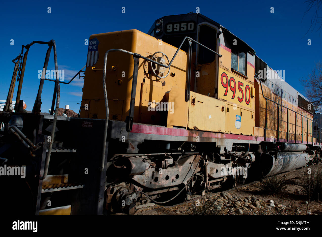 Union Pacific Zug Motor 9950, Harvey House Railroad Depot, ursprünglich die Casa del Desierto Bahnhof, Barstow, Kalifornien, Vereinigte Staaten von Amerika Stockfoto