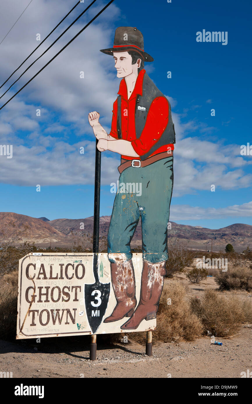 Große Verkehrszeichen mit Bergmann Werbung Calico Ghost Town, in der Nähe von Calico, California, Vereinigte Staaten von Amerika Stockfoto