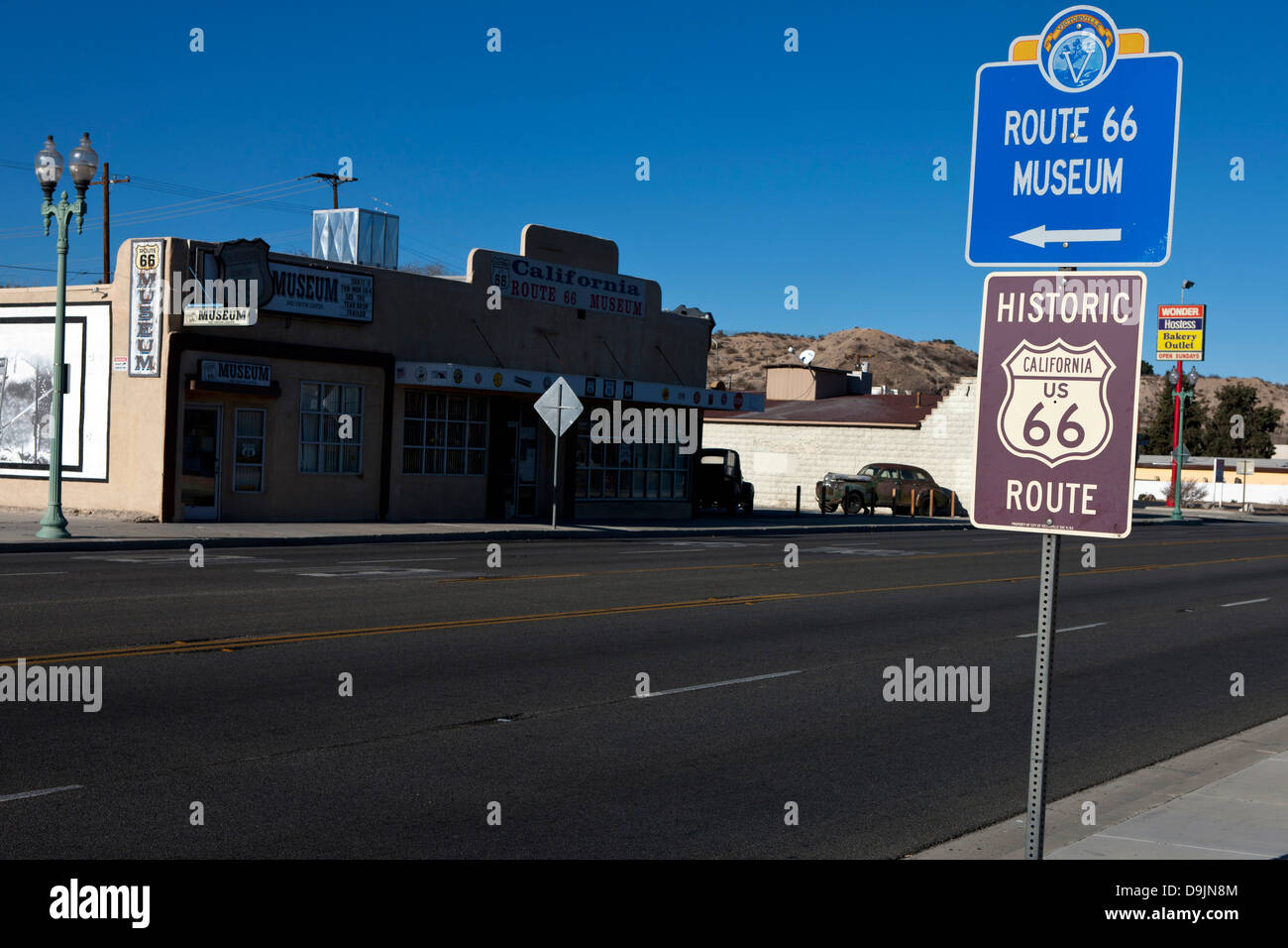 Die historische Route 66 Zeichen gegenüber der das Route 66 Museum, Victorville, Kalifornien, Vereinigte Staaten von Amerika Stockfoto