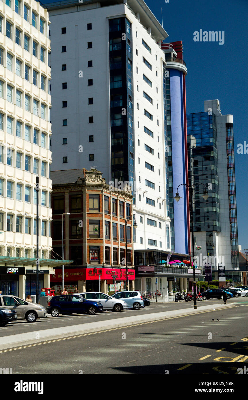 Chinesisches Restaurant in den Schatten gestellt von modernen Gebäuden, Churchill Way, Cardiff, Wales. Stockfoto