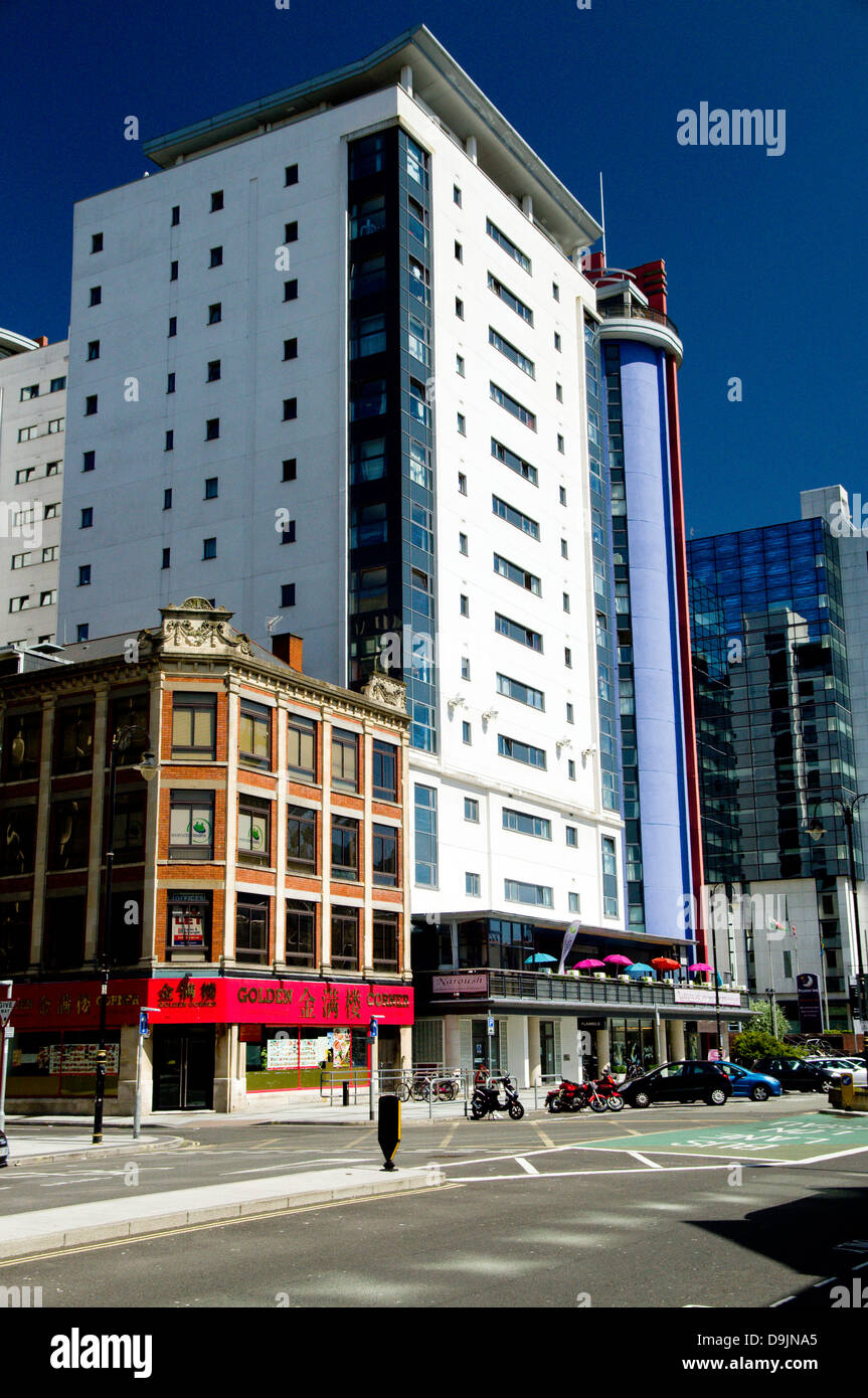 Chinesisches Restaurant in den Schatten gestellt von modernen Gebäuden, Churchill Way, Cardiff, Wales. Stockfoto