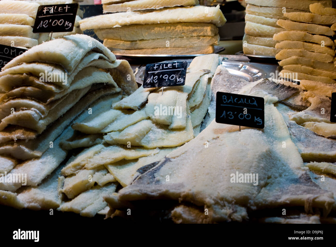 Stapel von getrockneter Stockfisch Fisch auf einem Marktstand Fischhändler in Barcelona Spanien Stockfoto