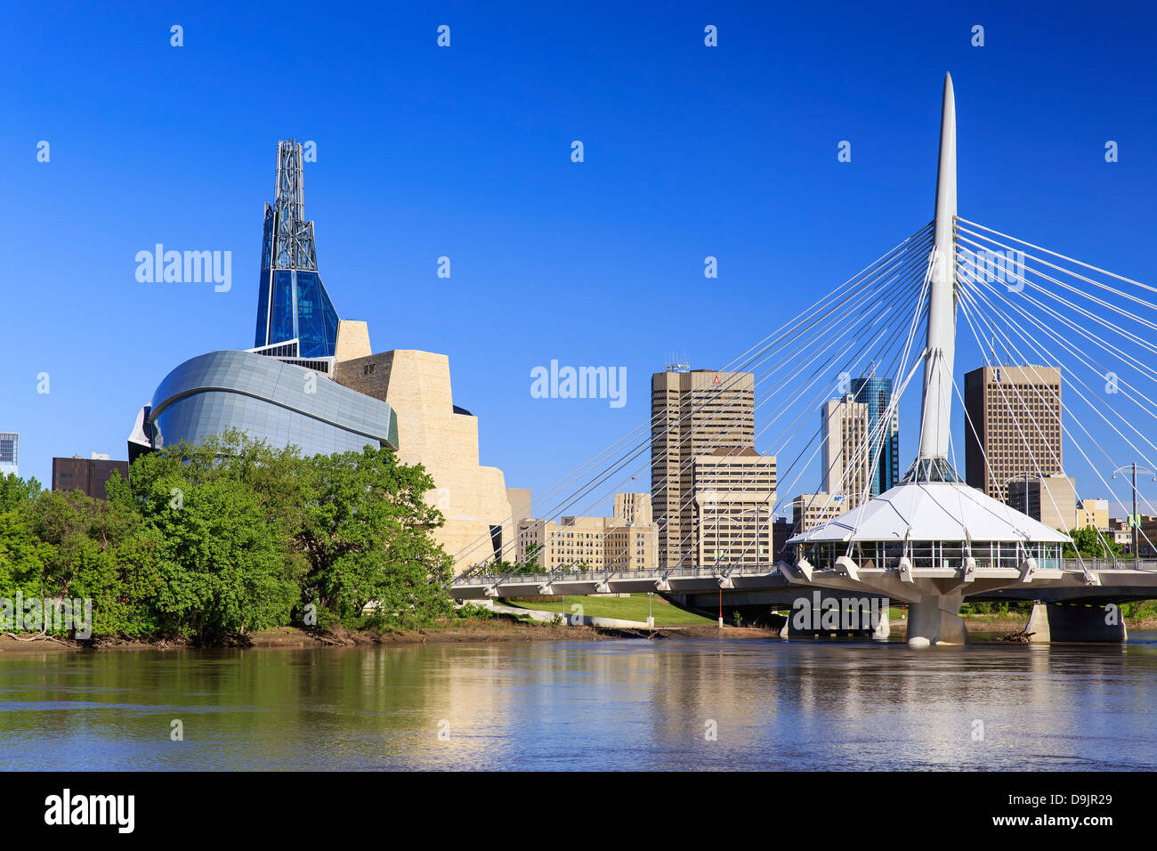 Skyline mit Canadian Museum for Human Rights and Esplanade Riel Brücke, Winnipeg, Manitoba, Kanada Stockfoto
