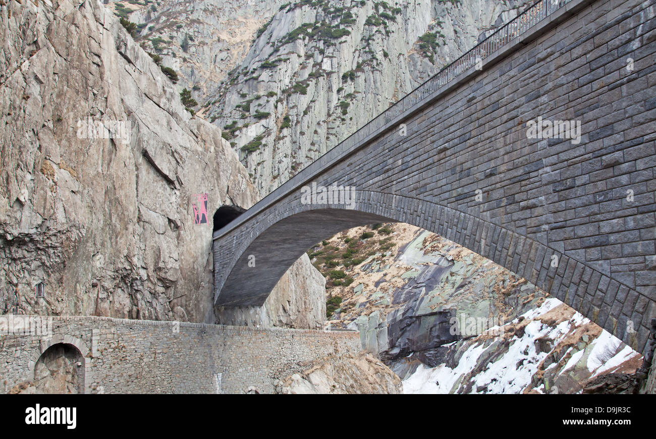 Famous "Teufelsbrücke" in der Nähe von Andermatt, Schweiz Stockfoto