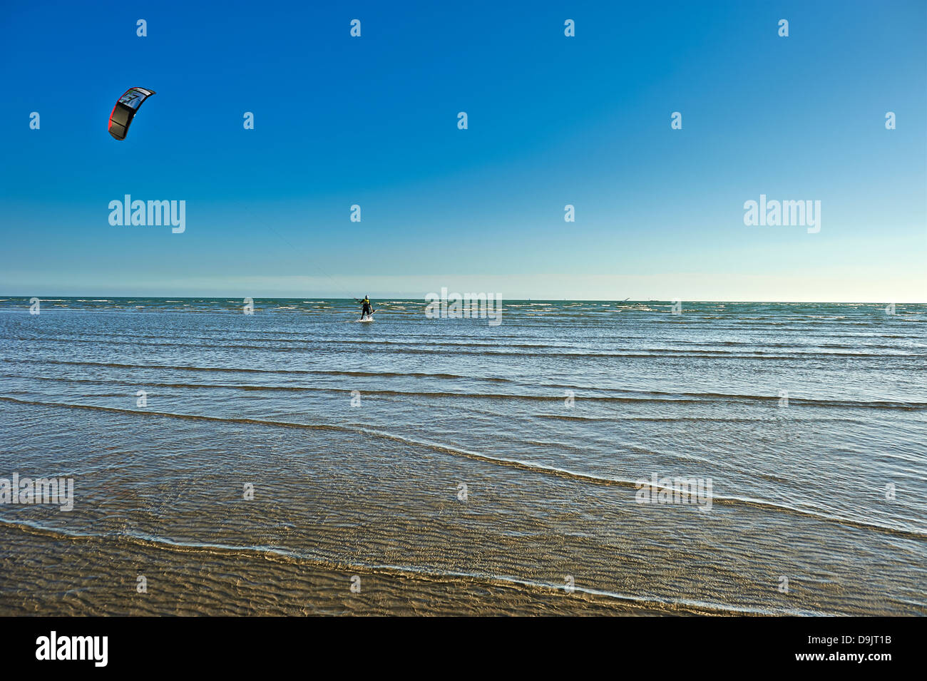 Start im Shorebreak Kitesurfer Stockfoto