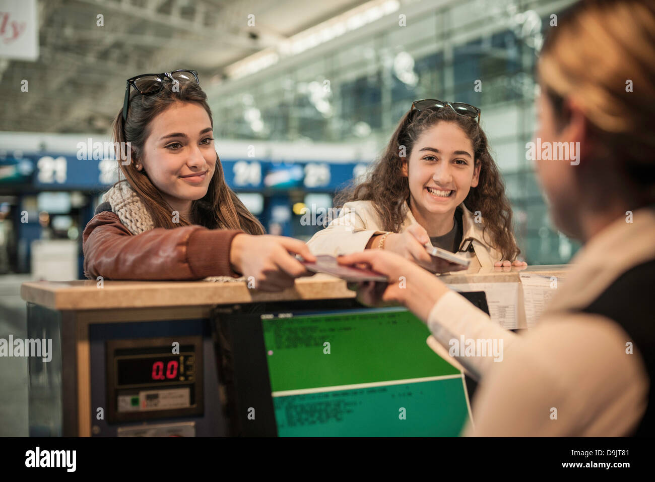 Zwei Mädchen im Teenageralter am Flughafen check-in Bereich Stockfoto