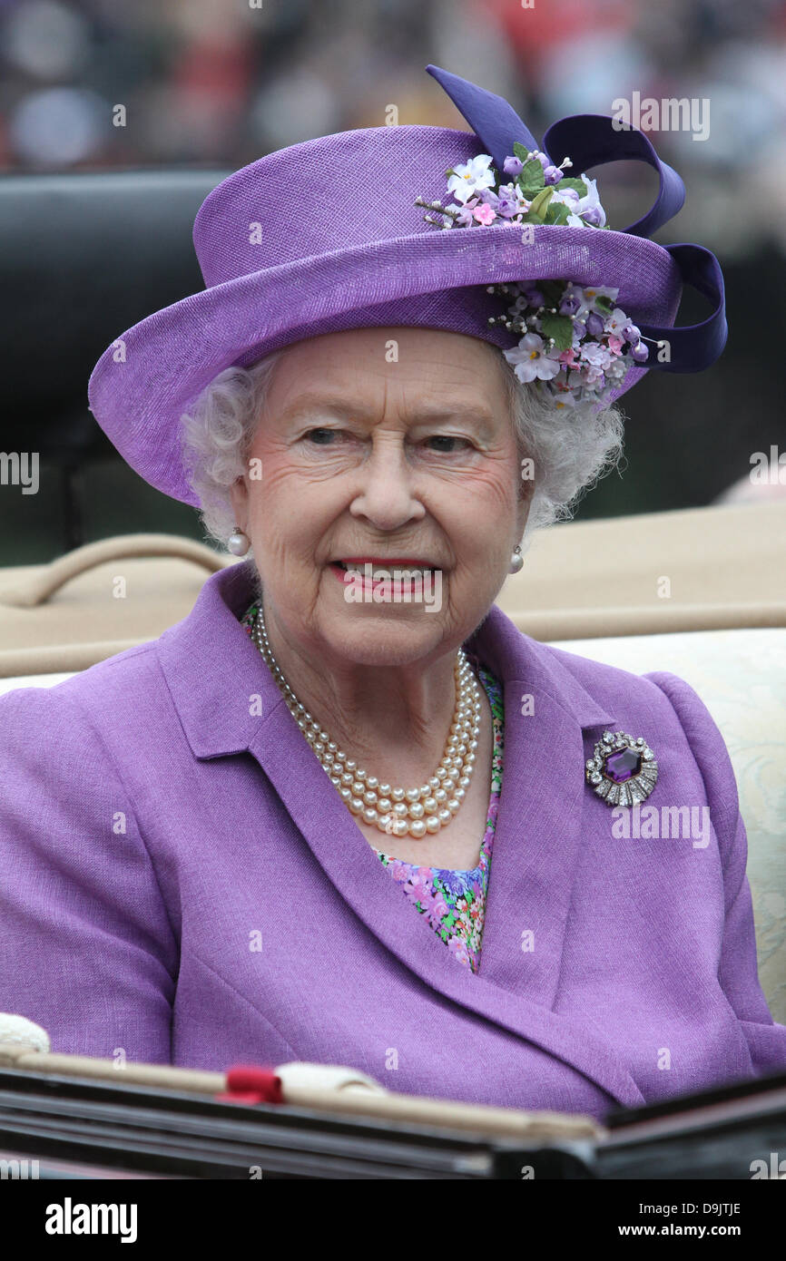 Ihre Königliche Hoheit die Königin von England, Royal Ascot, Berkshire, England Jone 2013 Stockfoto