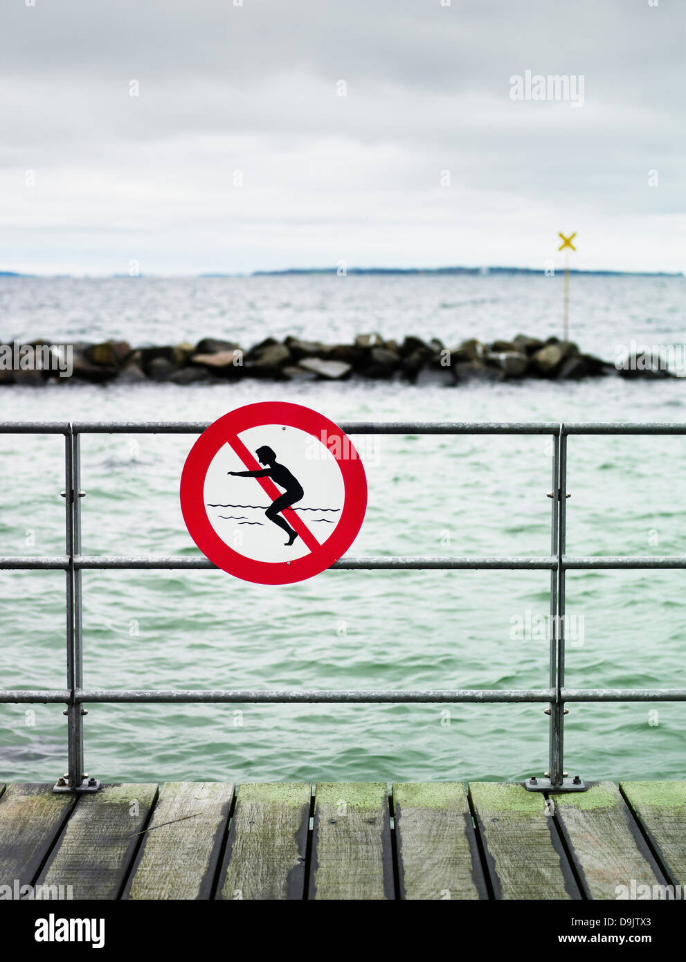 Keine Spur von Schwimmen am Pier Geländer Stockfoto