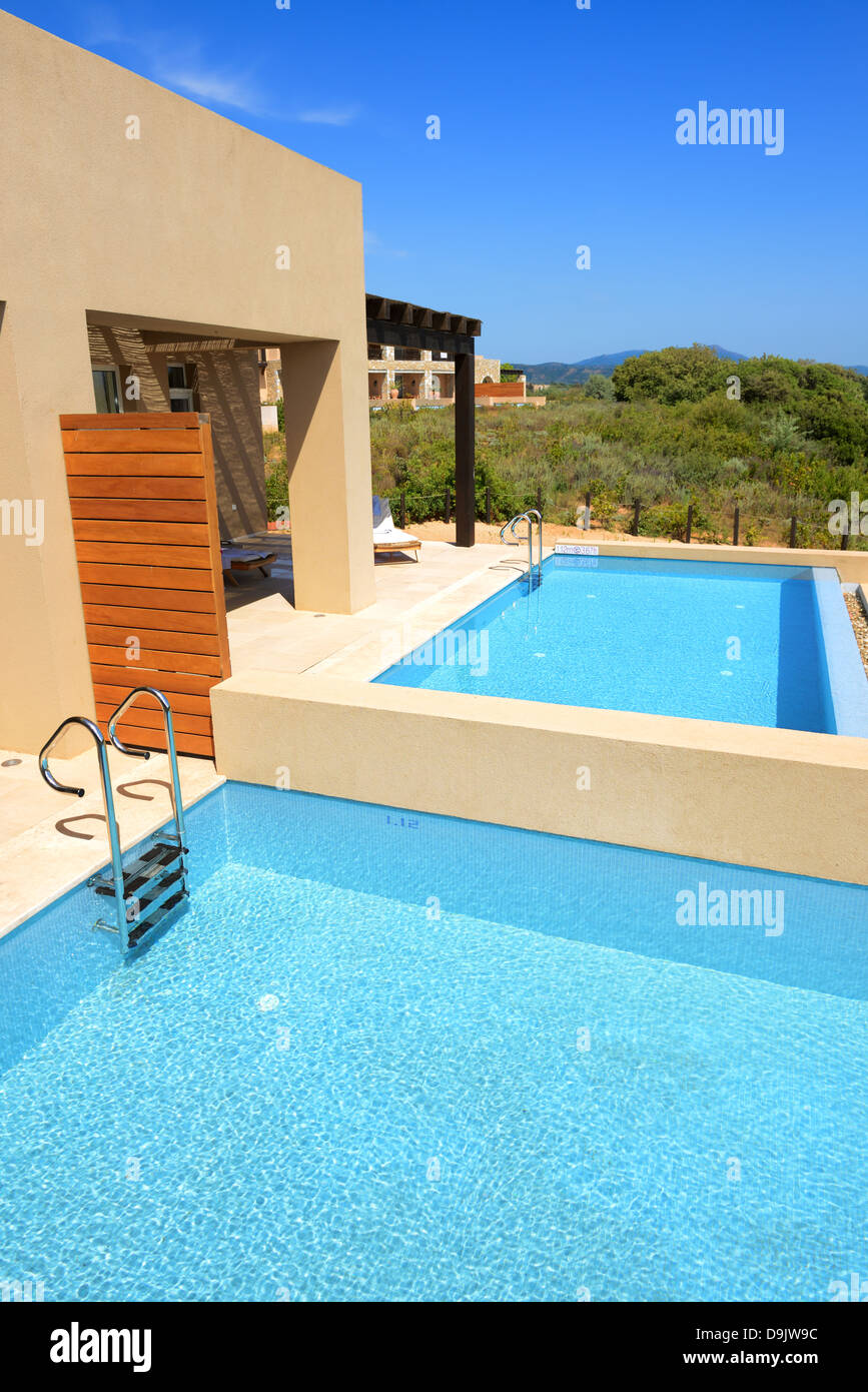 Schwimmbäder von Luxus-Villen mit Meerblick anzeigen, Peloponnes, Griechenland Stockfoto