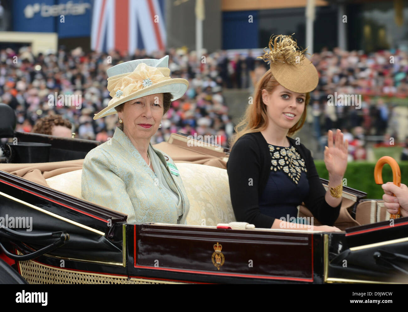 Royal Ascot, Berkshire, UK. 20. Juni 2013.  Die Princess Royal, links, mit Prinzessin Eugenie auf dem Platz angekommen. Bildnachweis: John Beasley/Alamy Live-Nachrichten Stockfoto