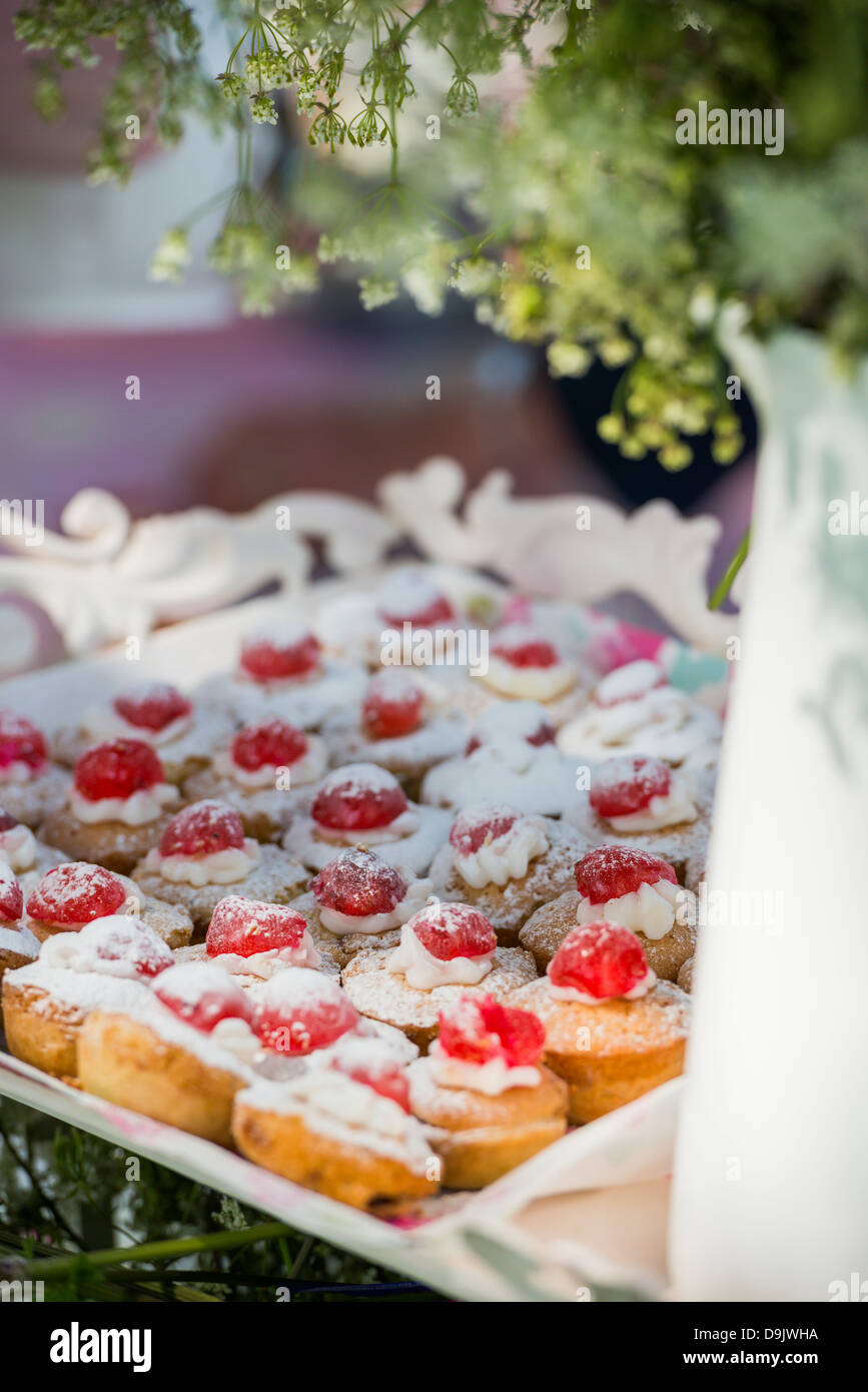 Miniatur-Victoria-Schwämme im Sommer nachmittags Tee. Stockfoto