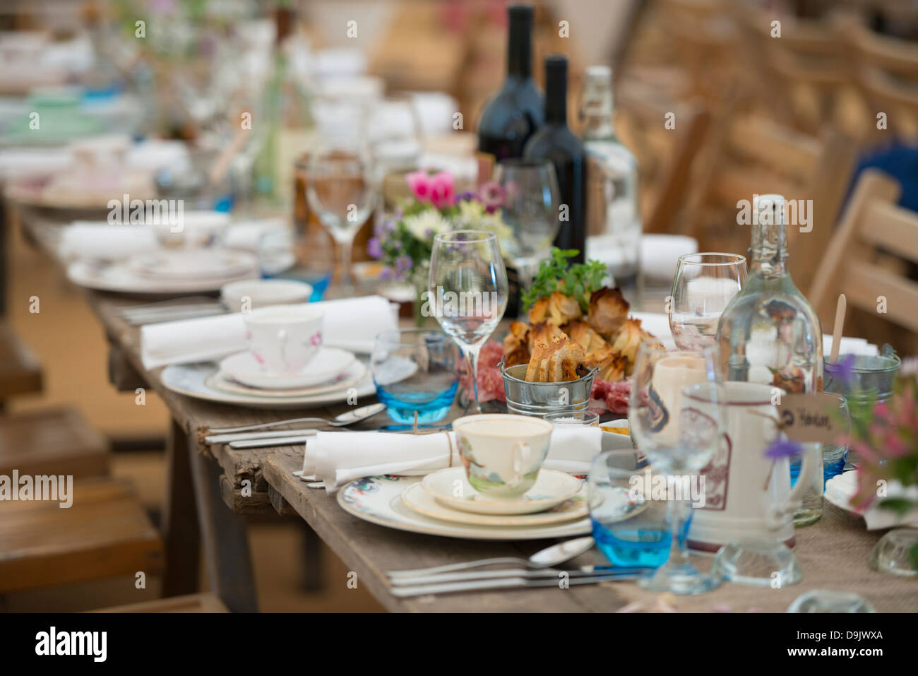 Ein großer Tisch für eine Mahlzeit mit einem Vintage-Thema festgelegt. Stockfoto