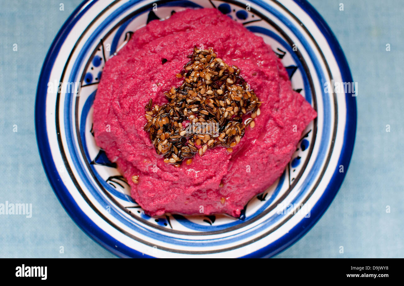 Rote Bete Hummus Stockfoto