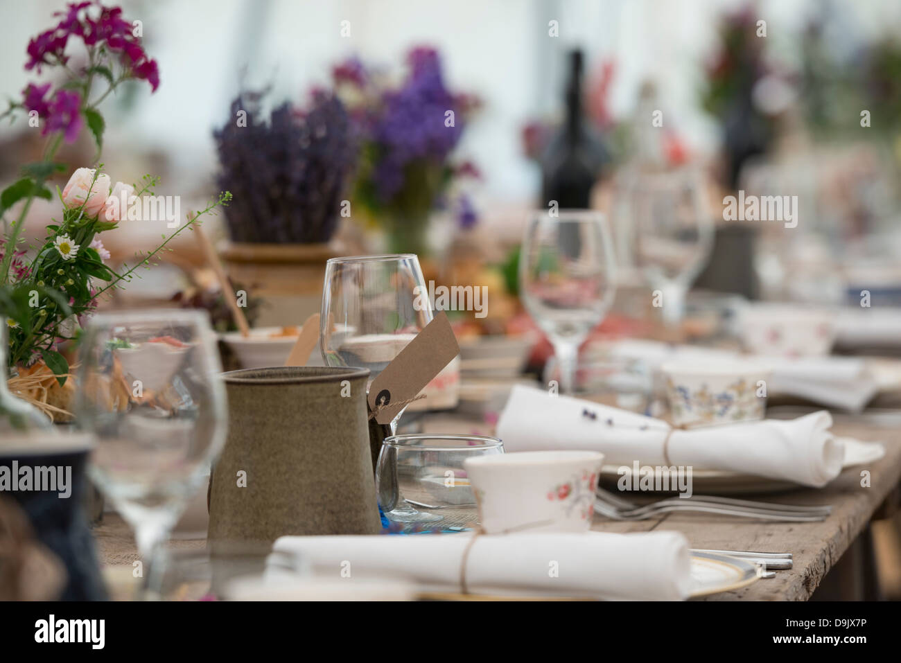 Ein großer Tisch für eine Mahlzeit mit einem Vintage-Thema festgelegt. Stockfoto