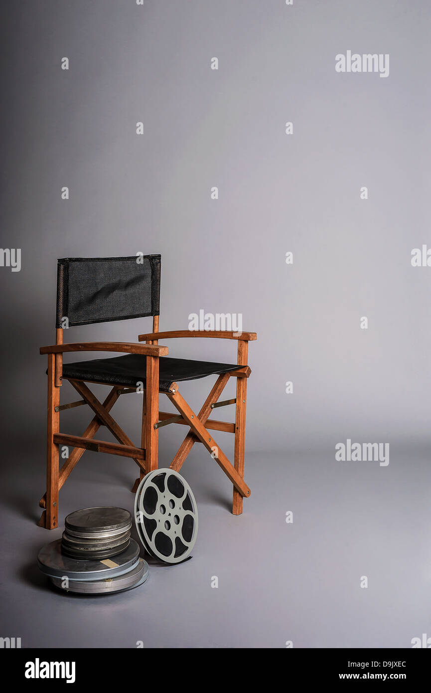Direktor des geschnittenen Konzept der Film Director Stuhl mit 16mm-Film Spulen Stockfoto