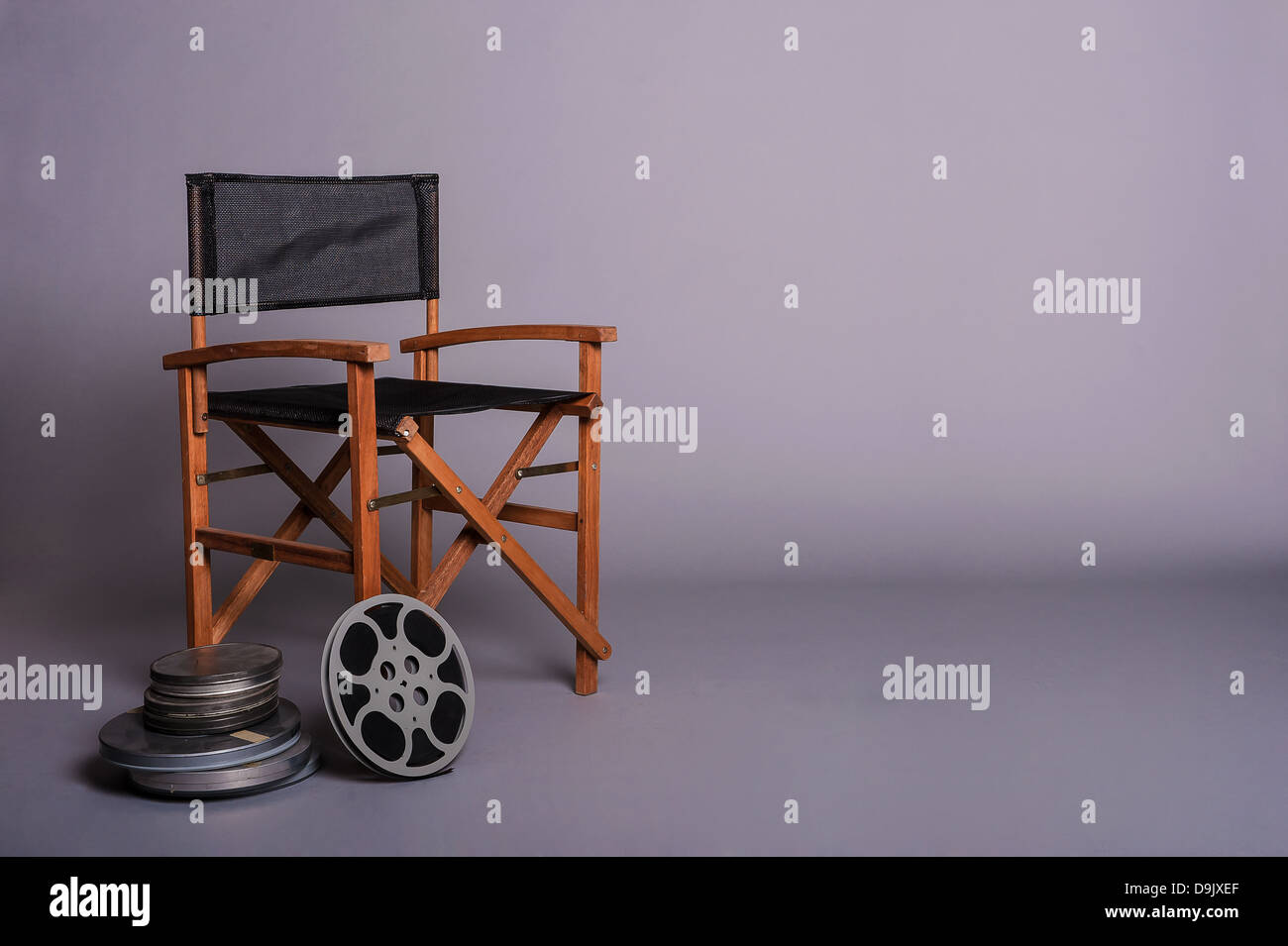 Direktor des geschnittenen Konzept der Film Director Stuhl mit 16mm-Film Spulen Stockfoto