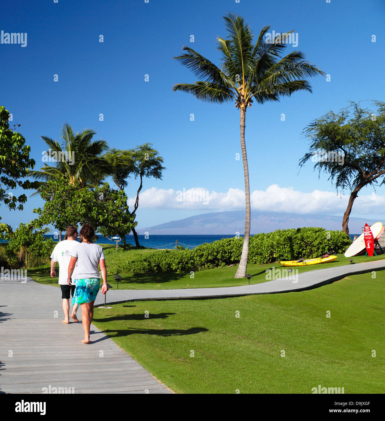 Paar auf die Strandpromenade am Kaanapali Strand Nord mit Kajak und stand up Paddleboard Leih-Equipment angeboten von Westin Stockfoto